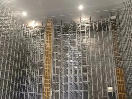 【项目现场】让空间更有价值 超高四向穿梭车货架吊装施工中